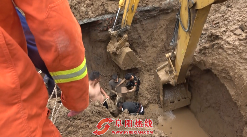 阜阳一工地发生惊险一幕……