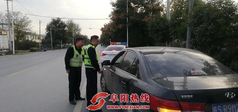 咋回事？他追着阜阳警车连闯6个红灯……