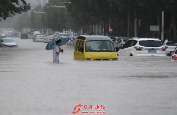 揪心！郑州暴雨已致12人死亡，约10万人转移