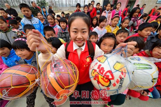 阜南义工为留守学生送来“精神食粮”