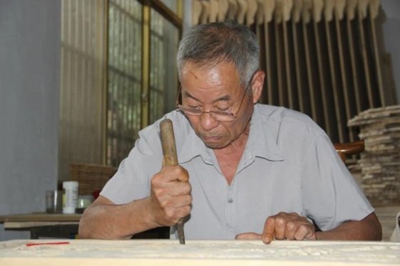 【界首民间艺人】界首民间艺人徐凤龙用双手雕刻精彩人生