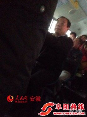 阜阳书记乘公交被认出 身边人称其常坐