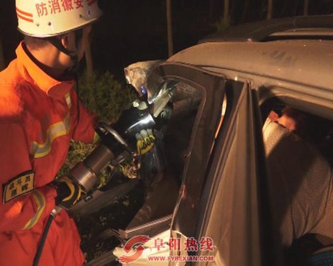 面包车失控撞上货车 致一死一伤