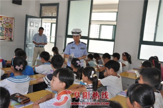 界首：新学期中小学上交通安全第一课（图）