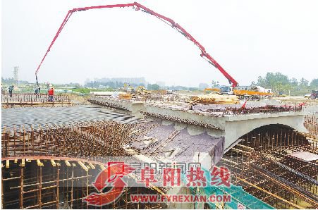 近日，施工人员在五里河桥建设现场进行桥拱混凝土浇筑。
