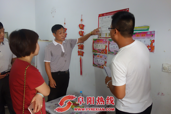 督查组到低保对象家中走访调研