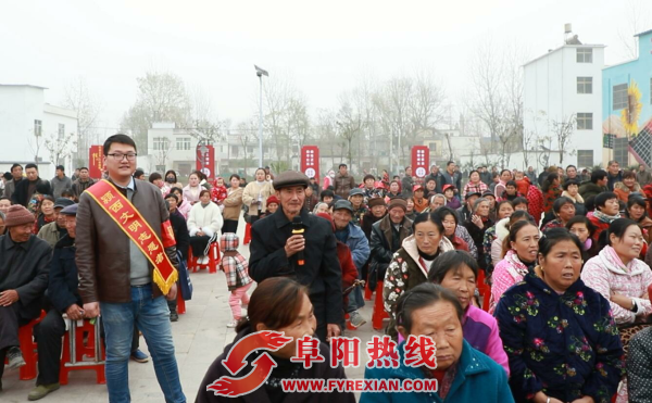 扶贫演出到乡村  党员奉献暖民心