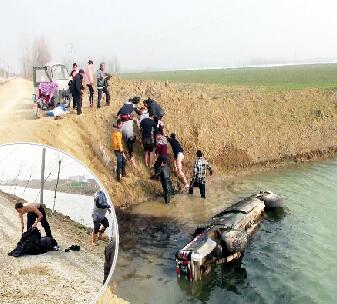 皮卡车翻入路边河中 太和警民联手救人
