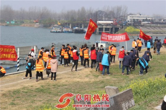践行雷锋精神 爱护母亲河
