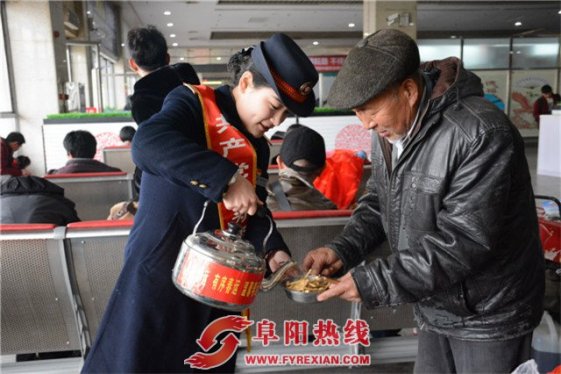 一杯热水暖旅程 阜阳火车站专门成立党员服务队为旅客提供爱心服