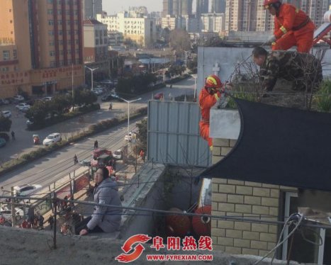 女子欲跳楼轻生 消防员飞身营救