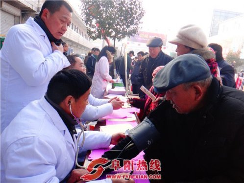 芦村镇：为贫困户群众免费体检