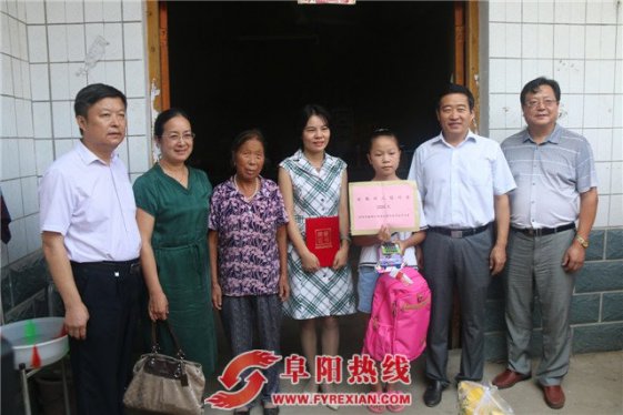 柳廷峰一行看望慰问孝心少年董乐婷