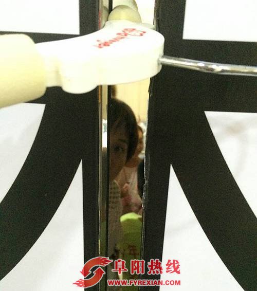 阜阳利源大厦一电梯发生故障 约7人被困其中近40分钟（图）