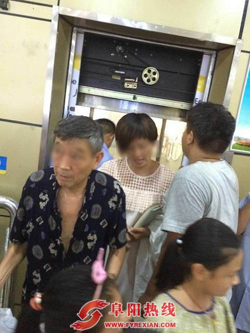 阜阳利源大厦一电梯发生故障 约7人被困其中近40分钟（图）