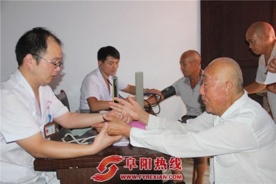 光武镇青年志愿者到敬老院为老人义诊送健康