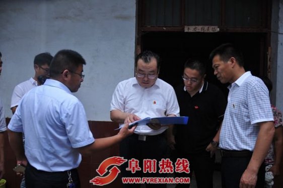 颍泉区委书记刘洪洁调研精准扶贫并为基层干部上专题党课