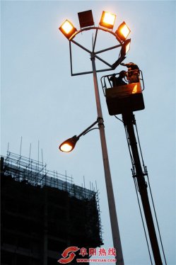 界首市路灯所：定时检修路灯保夏季行人行车安全