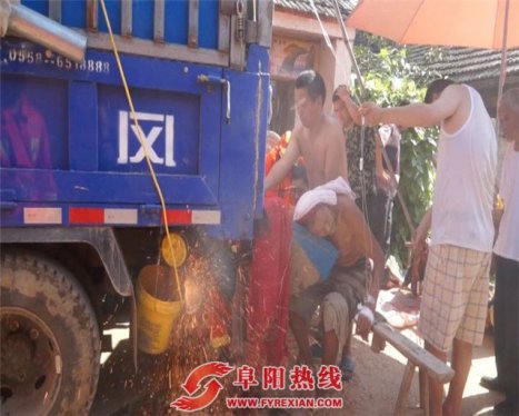 阜阳：老农手卡输送机 消防烈日下救援