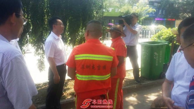 何逢阳市长带队慰问城建等坚守高温一线工人