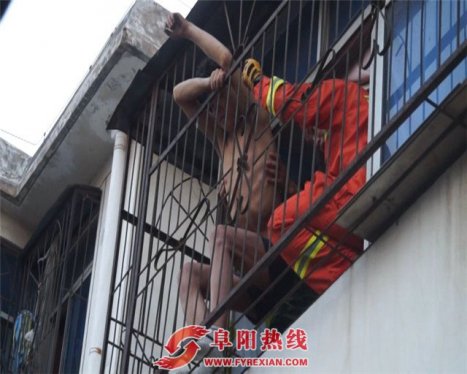 为脱离传销 男子爬上阳台被卡防盗窗