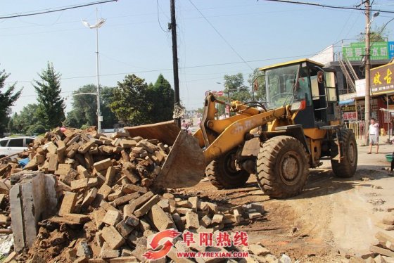 界首西城：拆除违章建筑让路于民