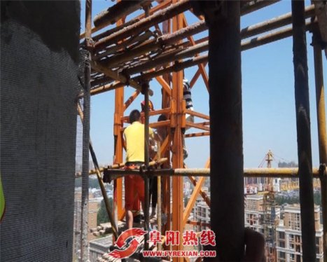 女塔吊手中暑被困18层 事发阜阳一建筑工地