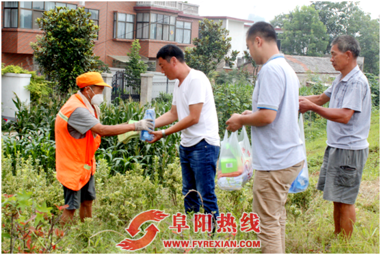 界首市东顺河社区高温天关爱环卫工人