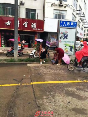 界首两美女救晕倒老太不留名