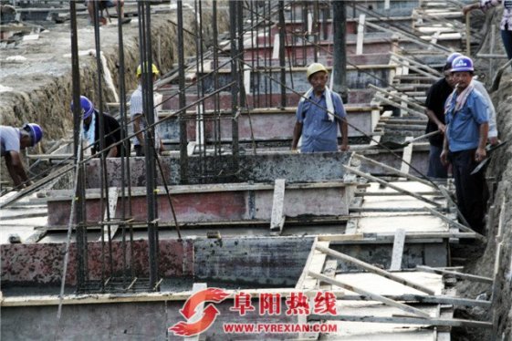界首市进出口基地项目一线建设者挥汗如雨施工忙