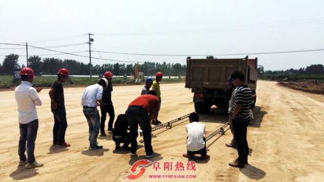 高温施工检测忙  道路质量严把关