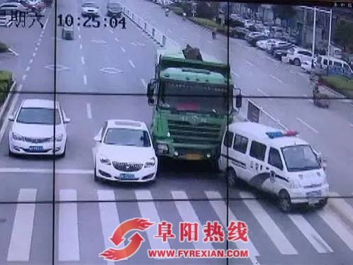 阜阳一辆渣土车追尾警车剐蹭小轿车 导致警车发生侧翻(图)