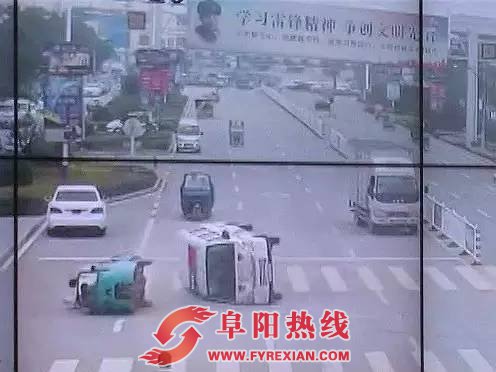 阜阳一辆渣土车追尾警车剐蹭小轿车 导致警车发生侧翻(图)