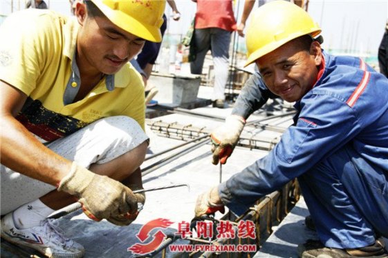 走进高温下的界首市建筑工人： 与烈日“较劲 ” 建城市无悔