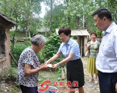 太和法院院长吴静深入大庙集镇走访慰问困难老党员