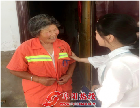 界首市东顺河社区环卫工人拾金不昧  社区帮助寻找失主