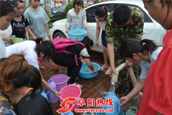 高校学子用水难 阜阳消防送水解“燃眉”之急