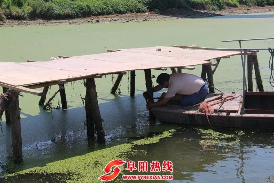 拆除违章搭建钓鱼台排除河道安全隐患