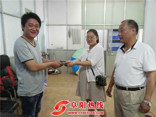 儿媳拾金不昧婆婆一起千方百计找失主
