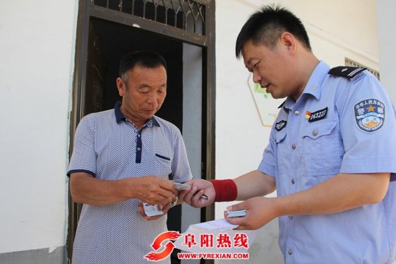 光武派出所送身份证上门群众称赞