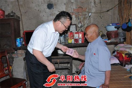 颍泉区七一前夕看望慰问老党员