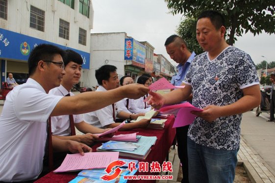 界首市检察院在光武镇开展“举报宣传周”宣传活动