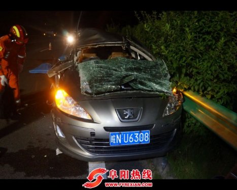 安徽阜阳一轿车追尾货车 致使两死两伤