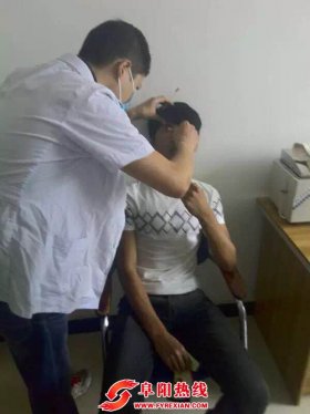 考生途中遭遇车祸  交警护送考生赶考