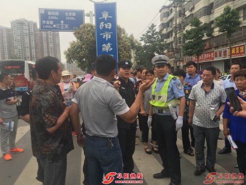 醉酒男子考场外寻衅滋事被警察制服