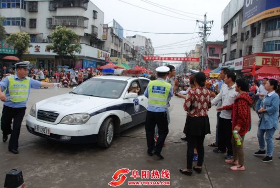 阜南：表兄妹拿错准考证，交警火速换回