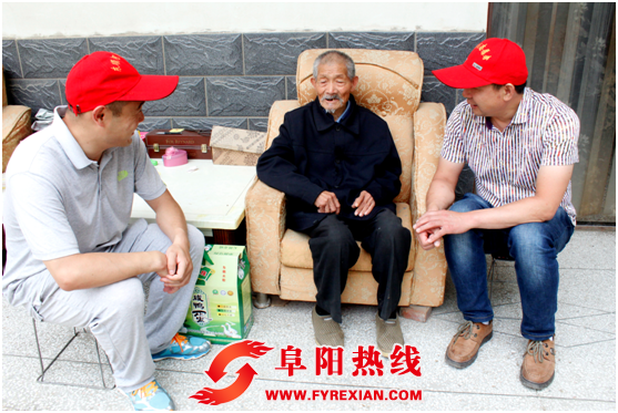 界首市东顺河社区志愿者关爱空巢孤寡老人