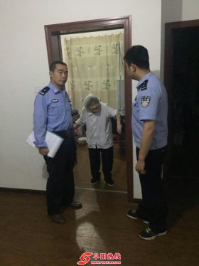深夜民警救助8旬老太