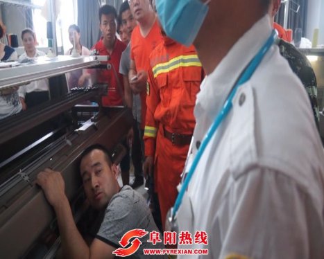 阜阳：维修工缝纫机卡住手 众人合力忙施救