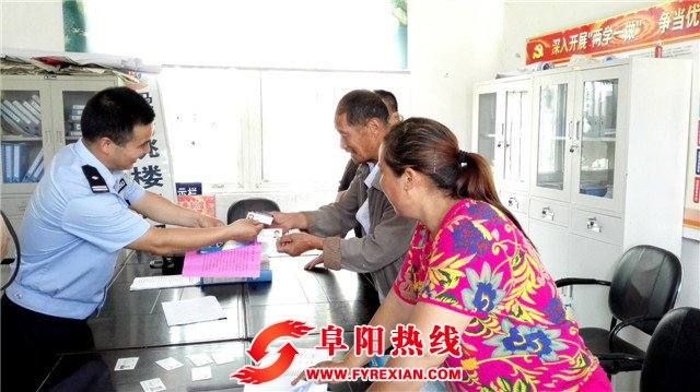 农忙季 民警送身份证进村